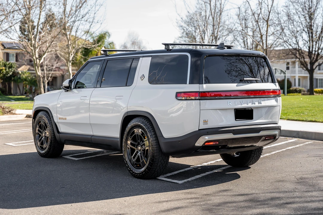 2023 Rivian R1S - Image 10 of 31