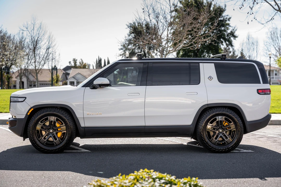 2023 Rivian R1S - Image 3 of 31