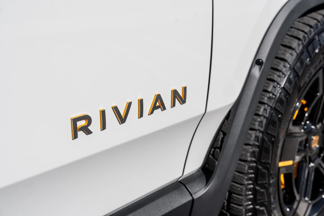 2023 Rivian R1S - Image 28 of 31
