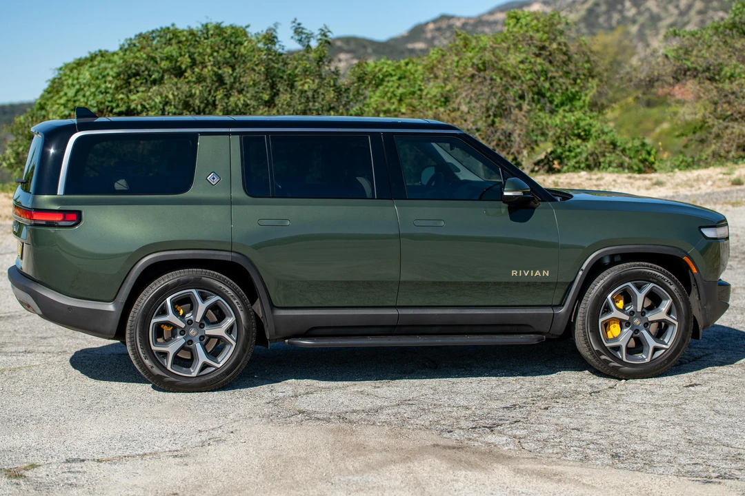 2023 Rivian R1S - Image 7 of 31