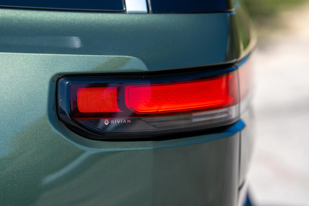 2023 Rivian R1S - Image 25 of 31
