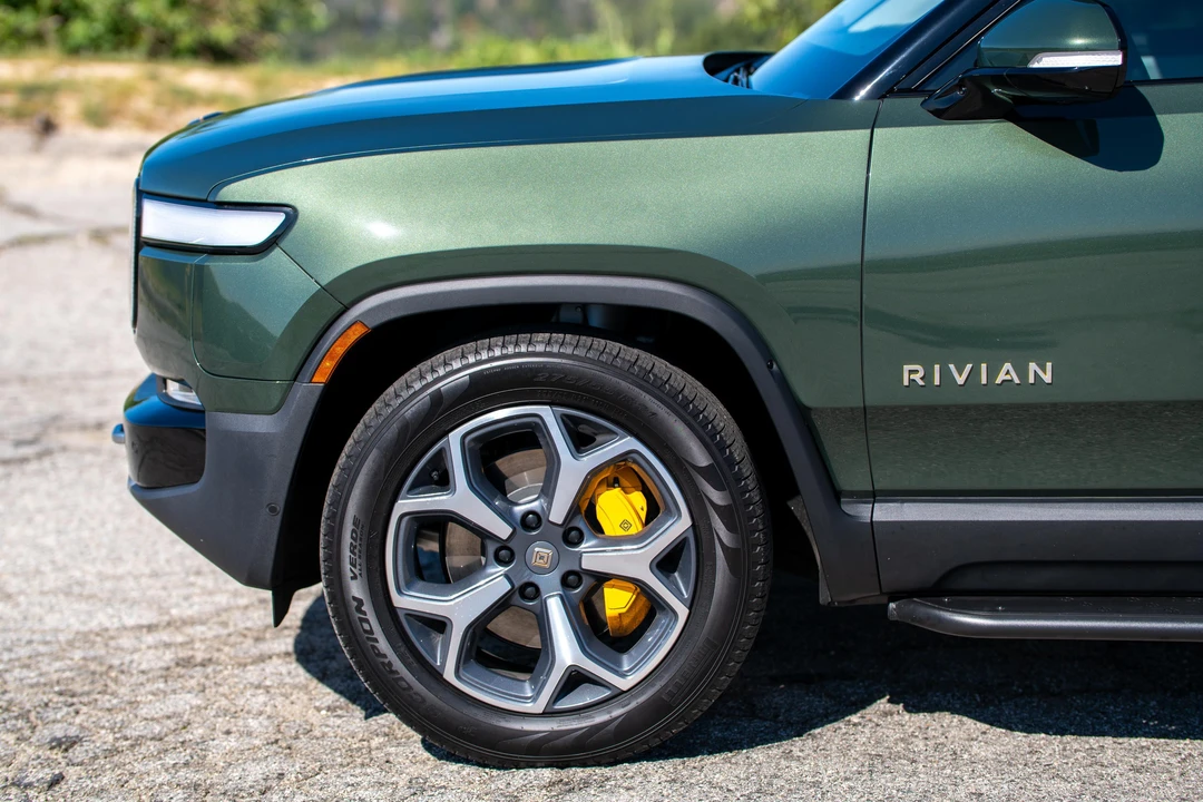 2023 Rivian R1S - Image 15 of 31