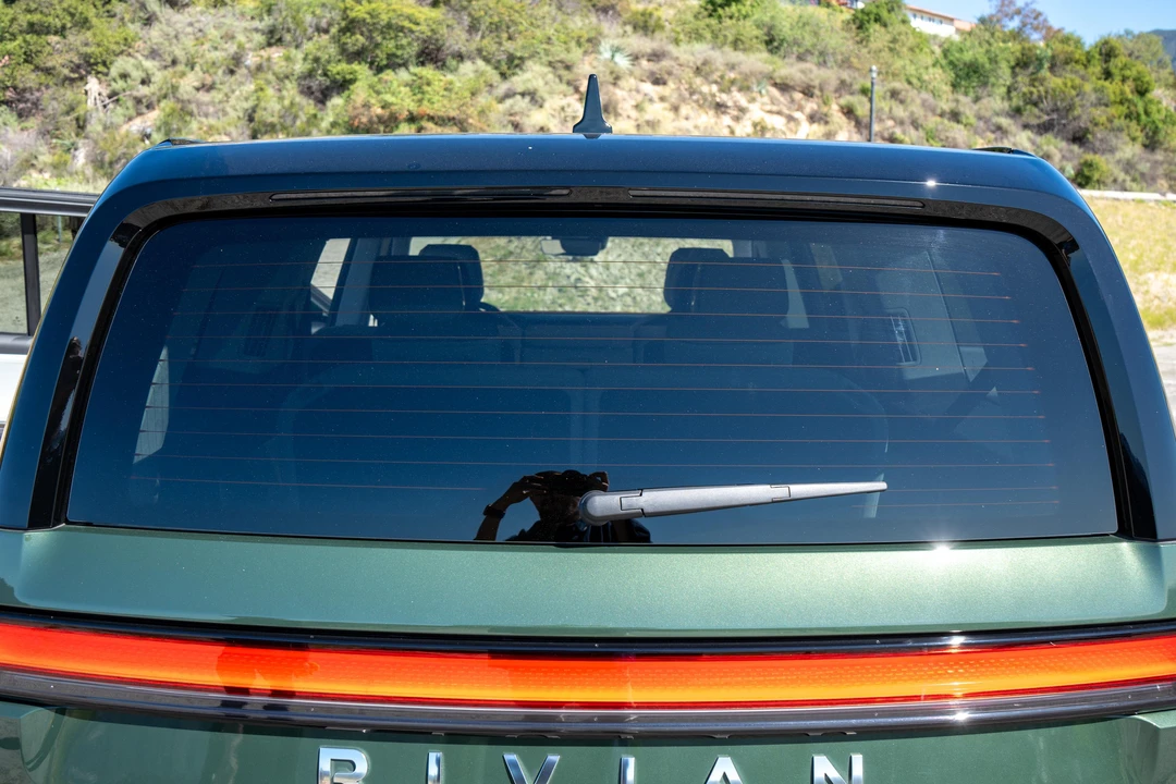 2023 Rivian R1S - Image 27 of 31