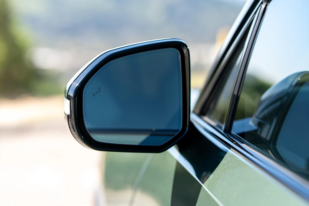 2023 Rivian R1S - Image 18 of 31