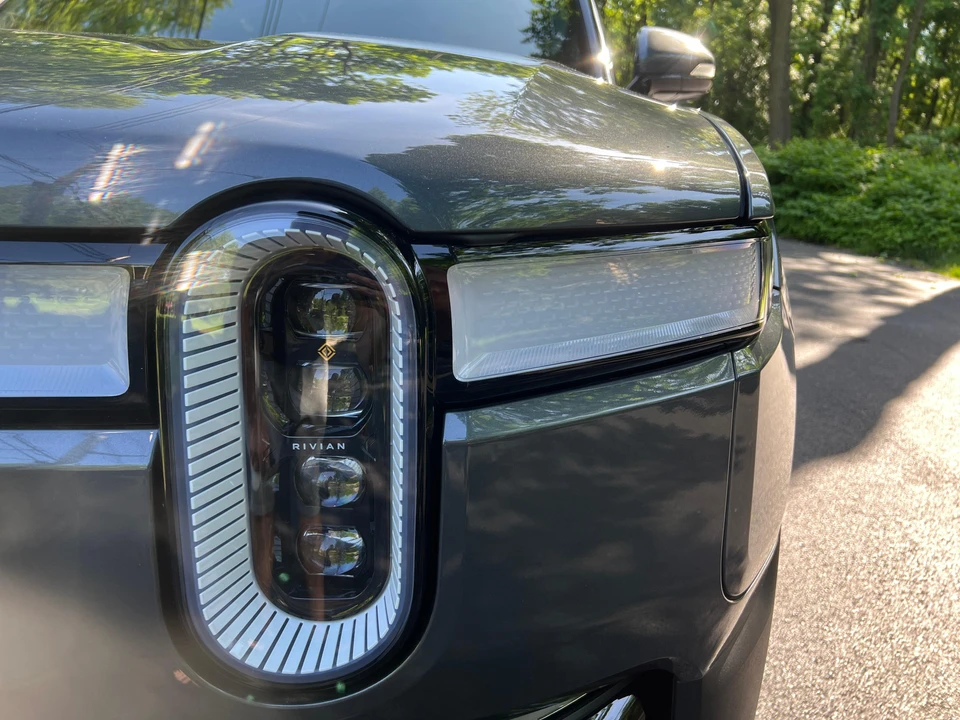 2023 Rivian R1S - Image 18 of 31
