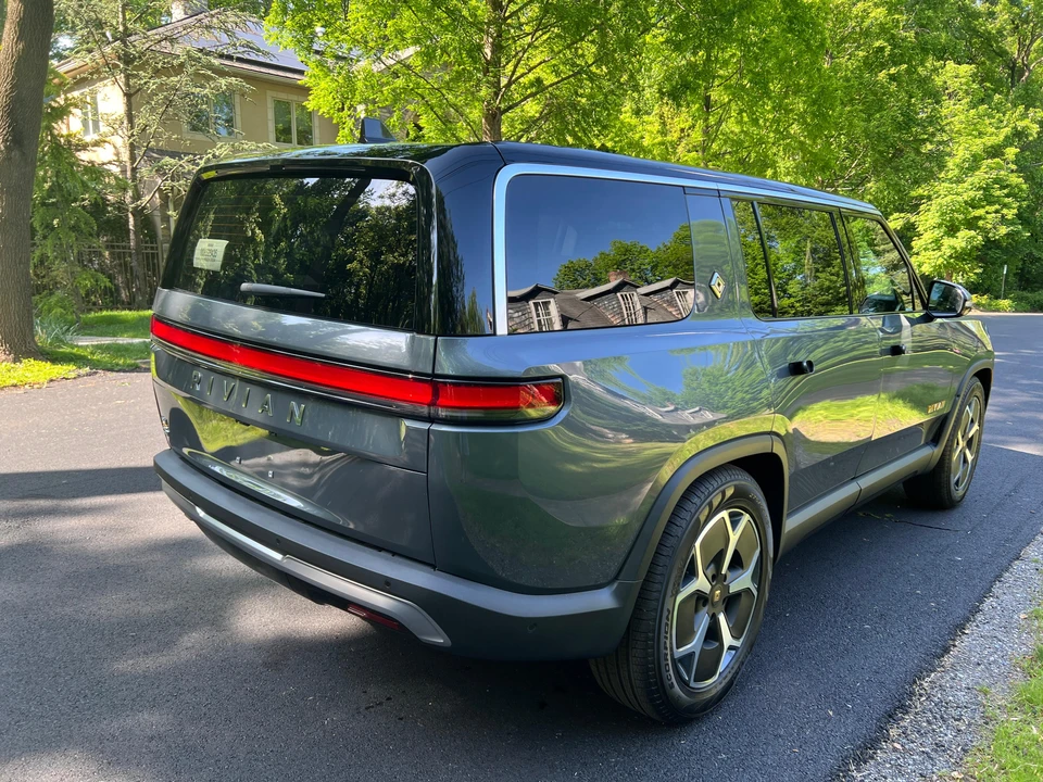 2023 Rivian R1S - Image 14 of 31