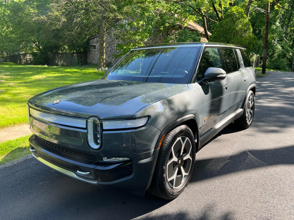 2023 Rivian R1S - Image 10 of 31