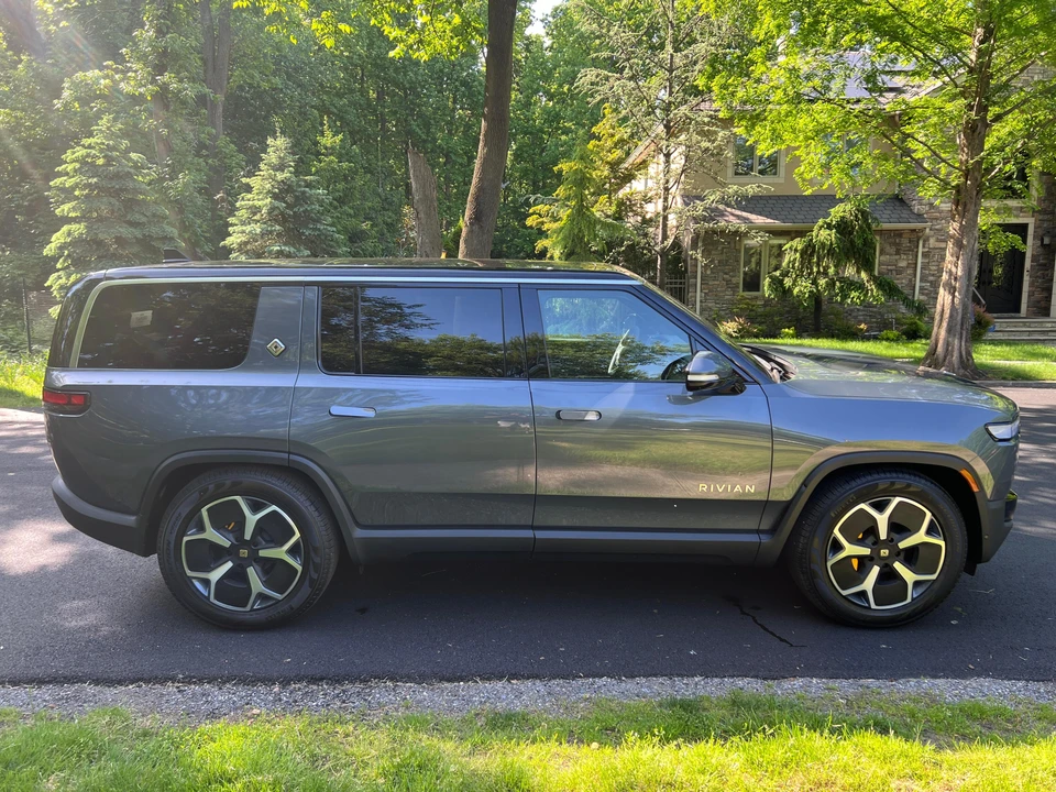 2023 Rivian R1S - Image 15 of 31
