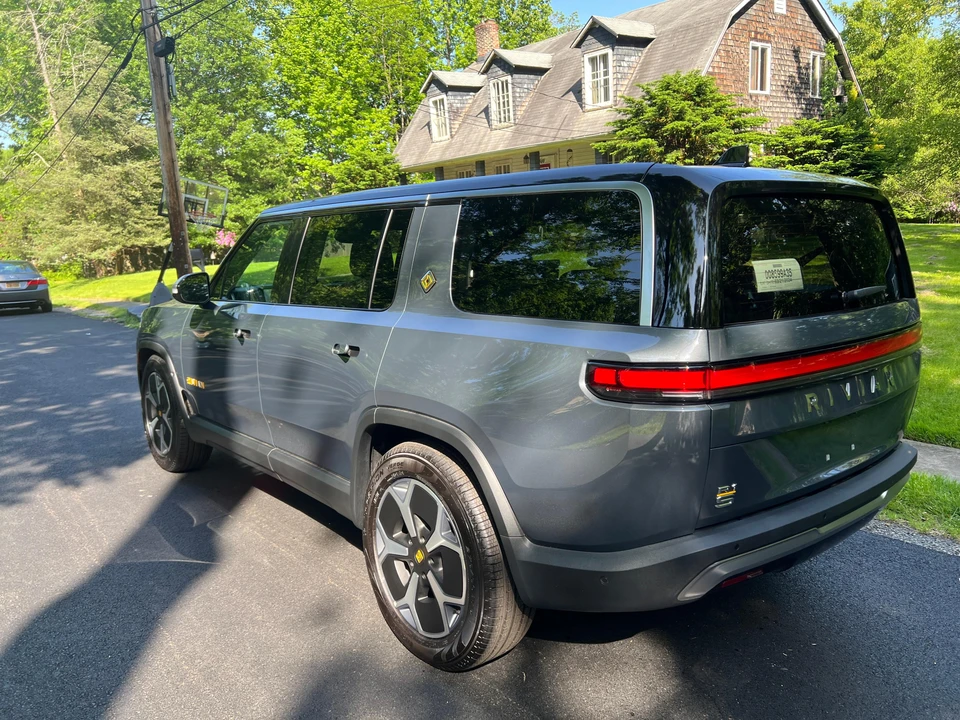 2023 Rivian R1S - Image 12 of 31