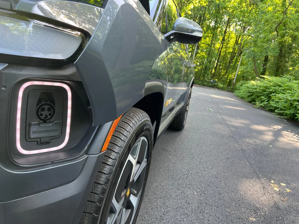 2023 Rivian R1S - Image 20 of 31