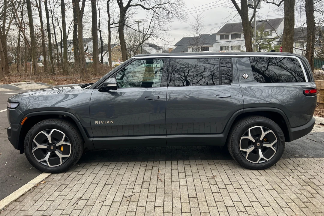2023 Rivian R1S - Image 3 of 31