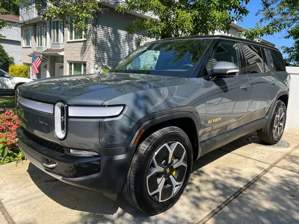 2023 Rivian R1S - Image 9 of 31