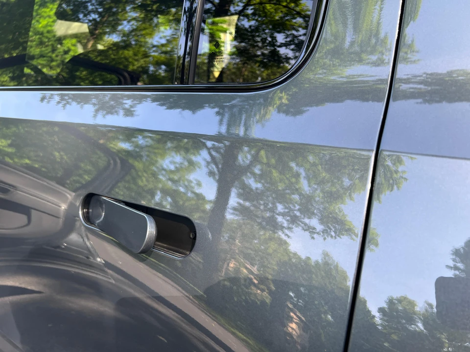 2023 Rivian R1S - Image 27 of 31