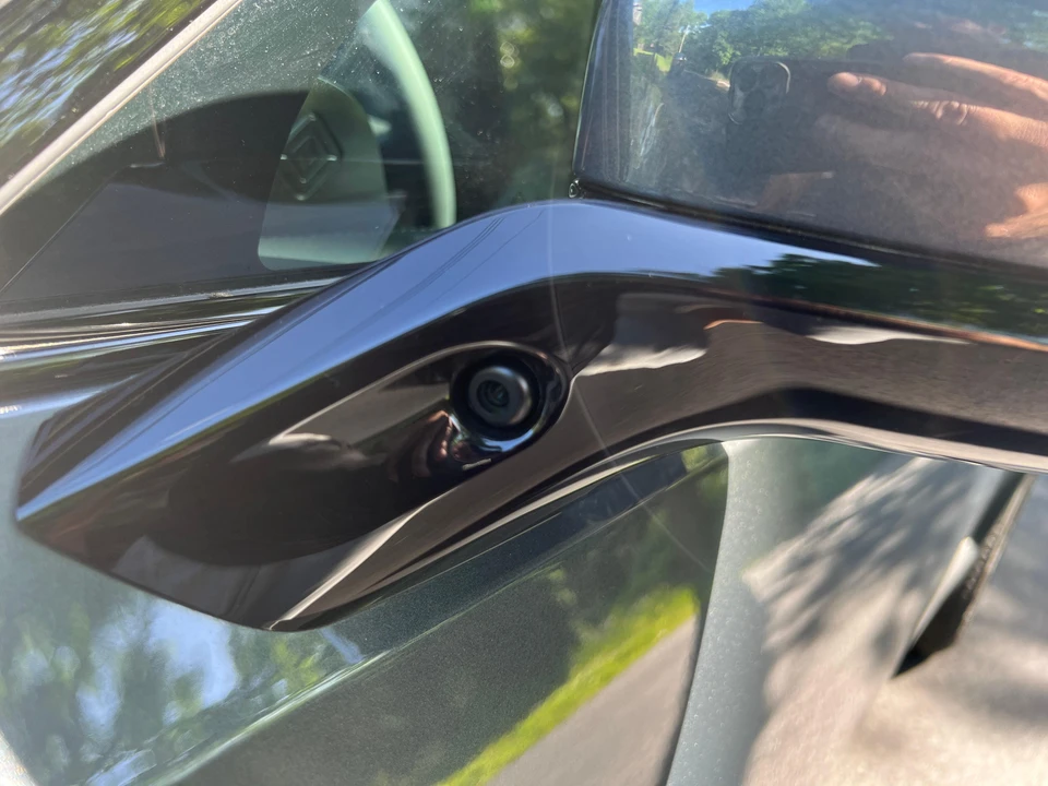 2023 Rivian R1S - Image 25 of 31