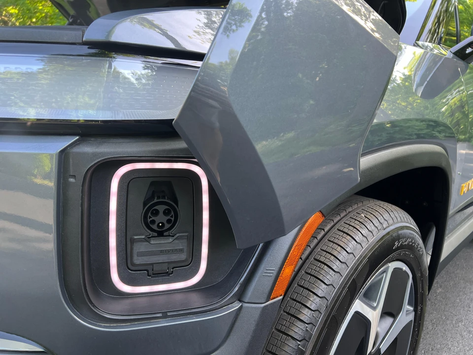 2023 Rivian R1S - Image 19 of 31