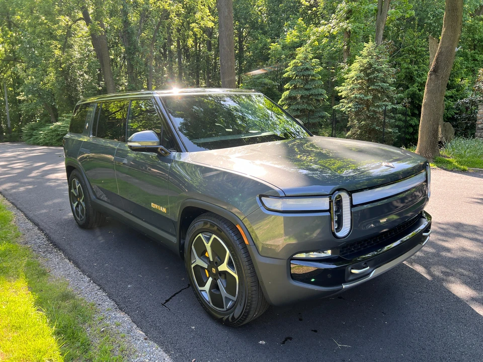 2023 Rivian R1S - Image 16 of 31