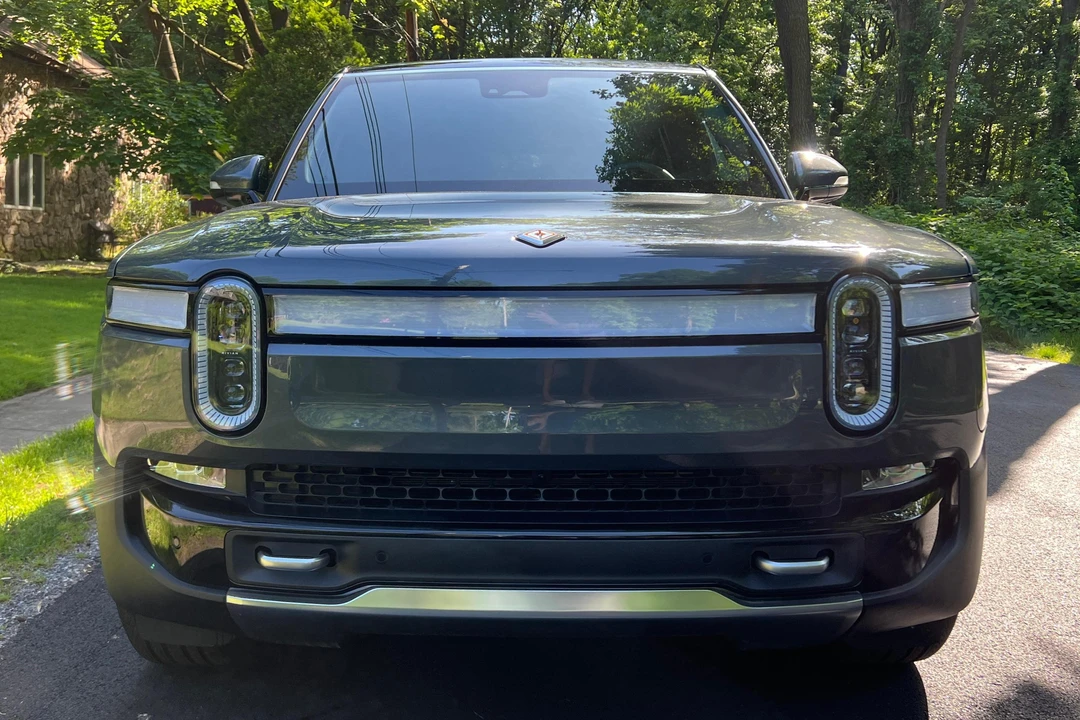 2023 Rivian R1S - Image 2 of 31