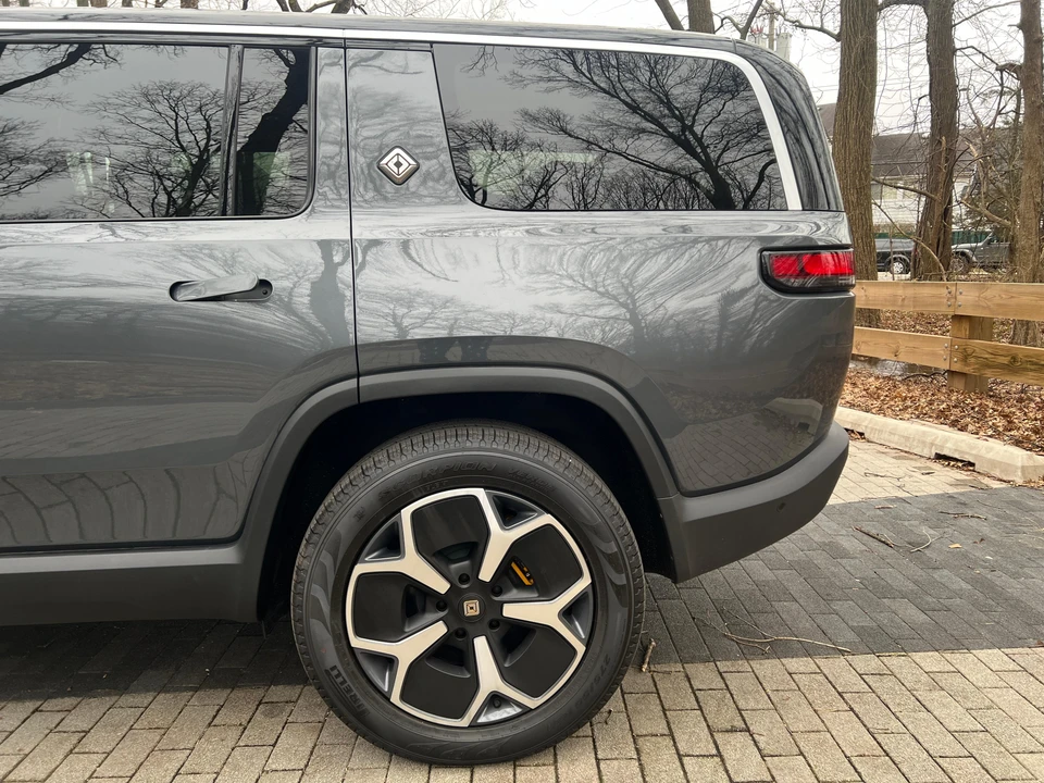 2023 Rivian R1S - Image 31 of 31