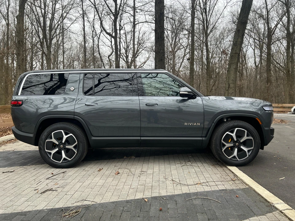 2023 Rivian R1S - Image 8 of 31