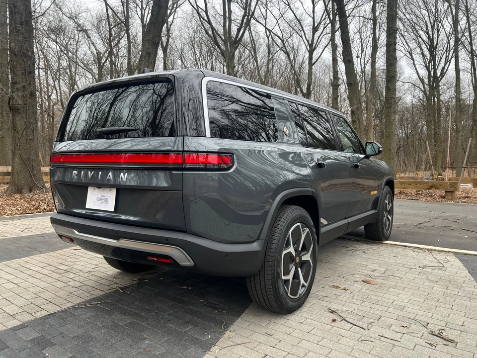 2023 Rivian R1S - Image 7 of 31