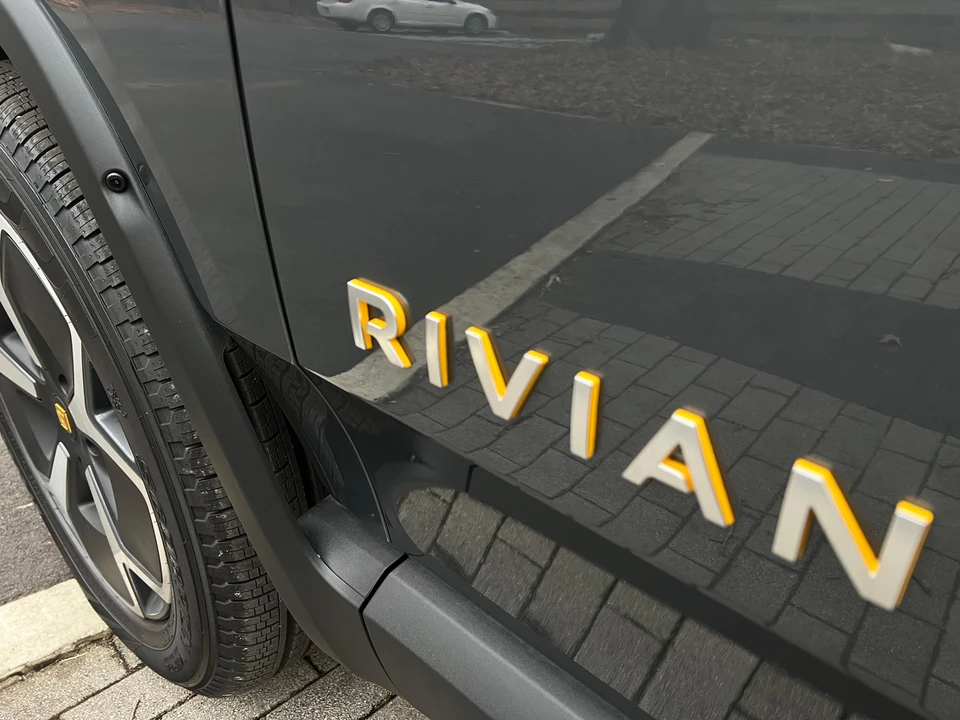 2023 Rivian R1S - Image 23 of 31