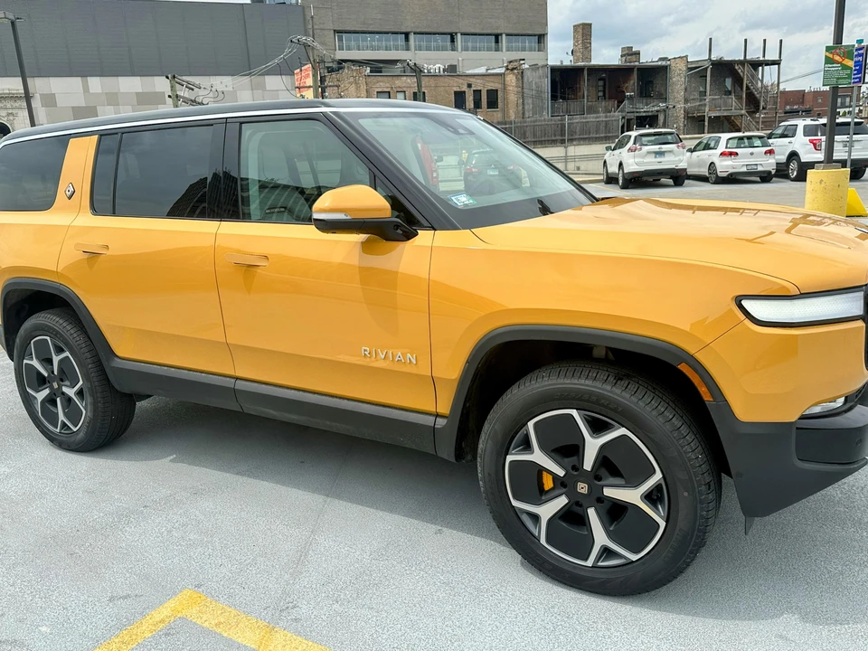 2023 Rivian R1S - Image 26 of 31