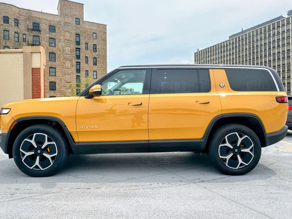 2023 Rivian R1S - Image 16 of 31