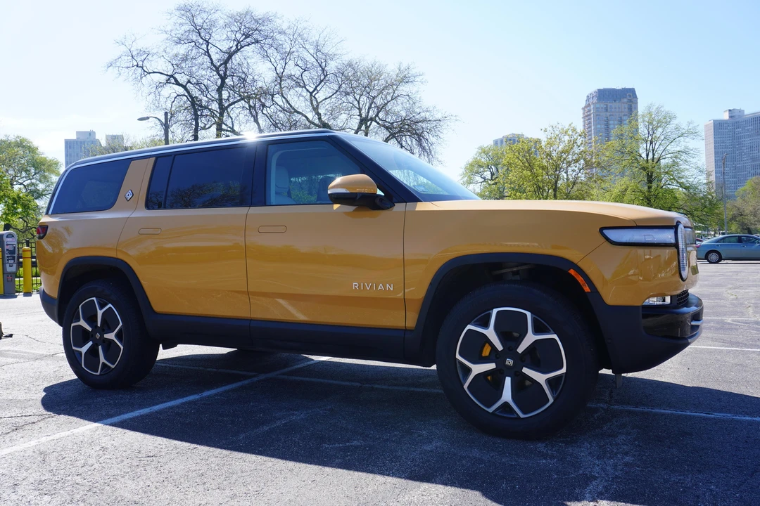 2023 Rivian R1S - Image 25 of 31