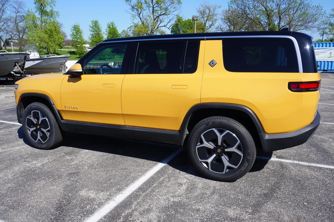 2023 Rivian R1S - Image 17 of 31