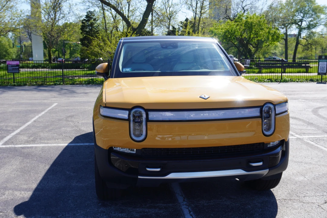 2023 Rivian R1S - Image 28 of 31