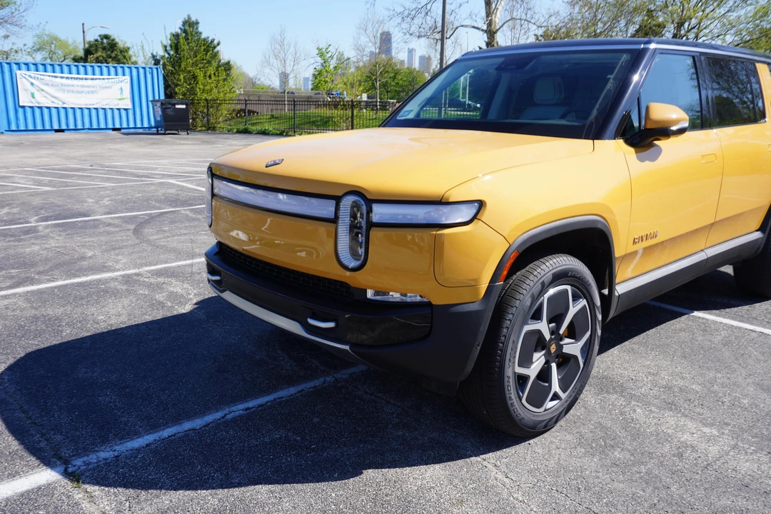 2023 Rivian R1S - Image 29 of 31
