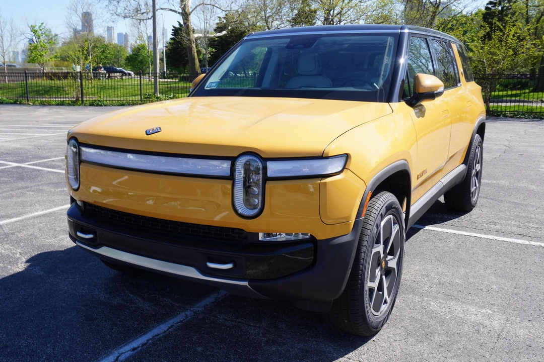 2023 Rivian R1S - Image 12 of 31