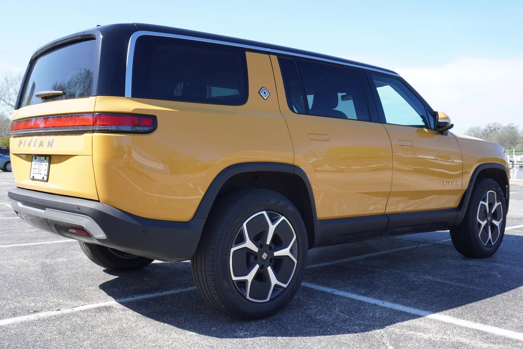 2023 Rivian R1S - Image 22 of 31