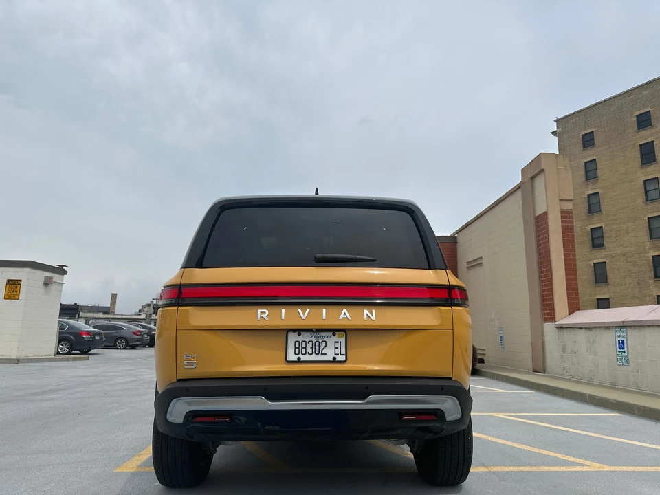 2023 Rivian R1S - Image 18 of 31