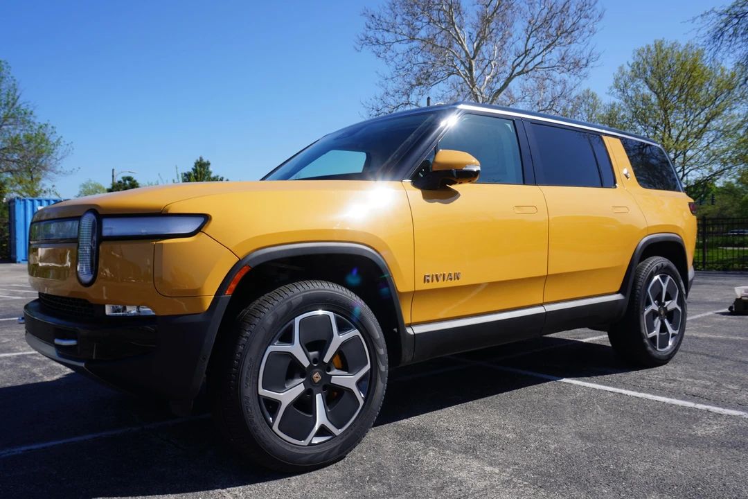 2023 Rivian R1S - Image 14 of 31