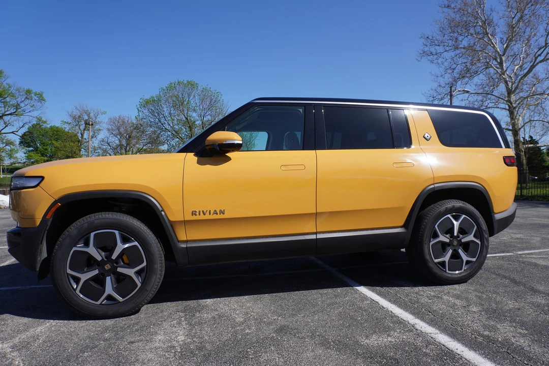 2023 Rivian R1S - Image 15 of 31