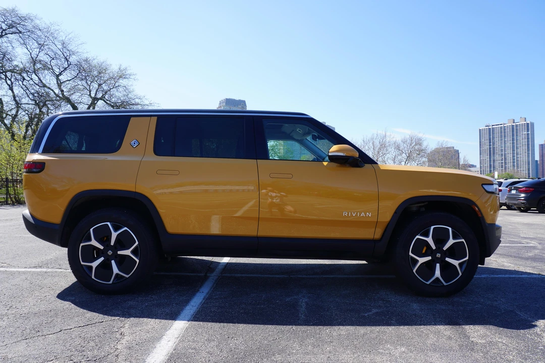 2023 Rivian R1S - Image 23 of 31
