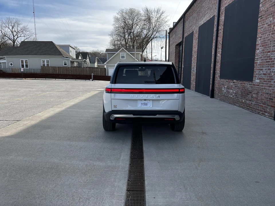 2023 Rivian R1S - Image 14 of 31