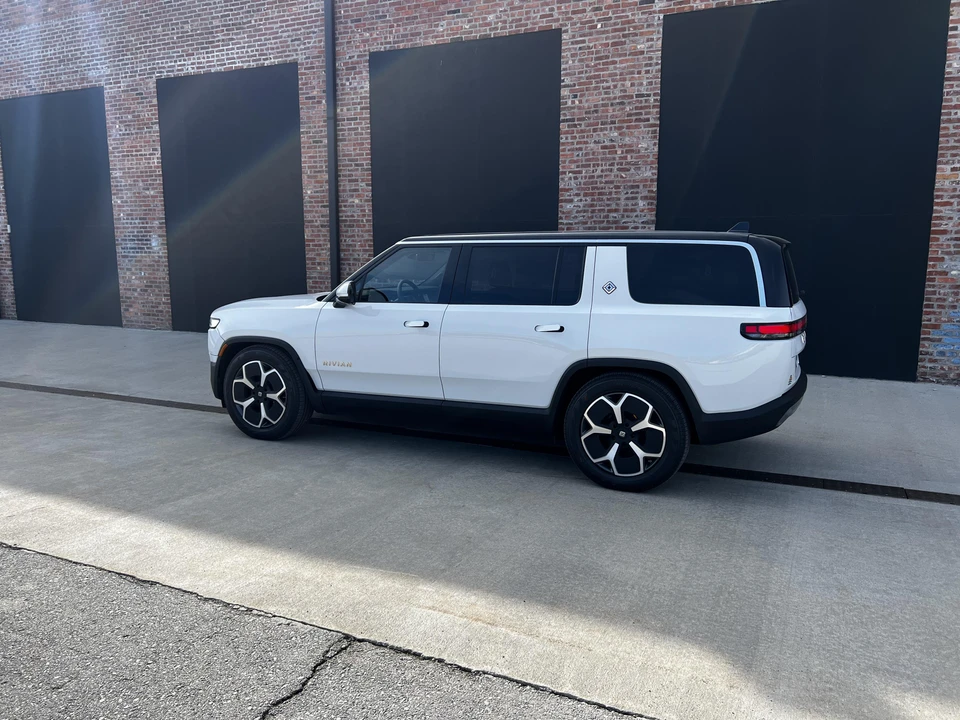 2023 Rivian R1S - Image 12 of 31