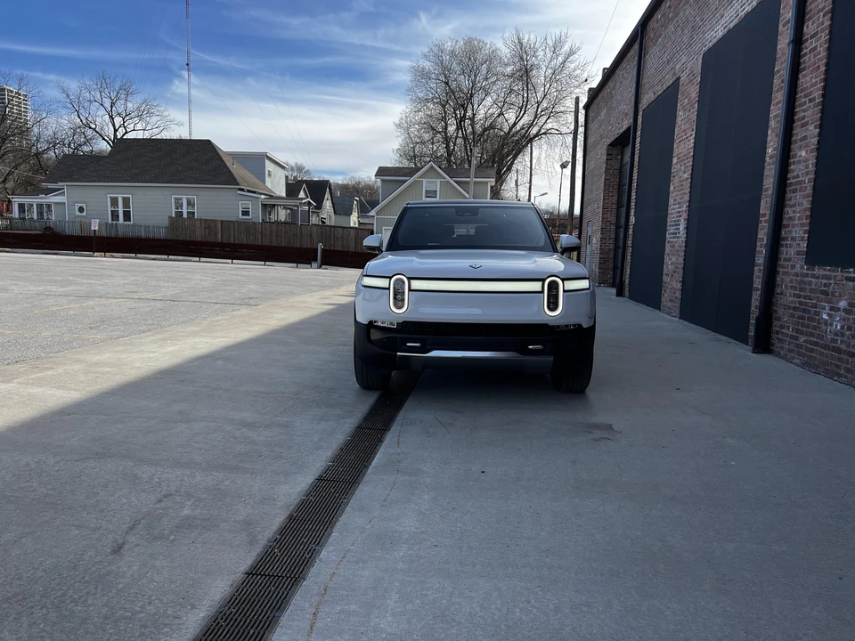 2023 Rivian R1S - Image 6 of 31