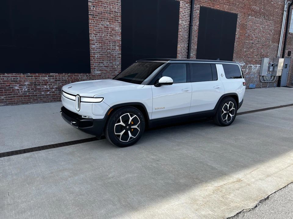 2023 Rivian R1S - Image 8 of 31