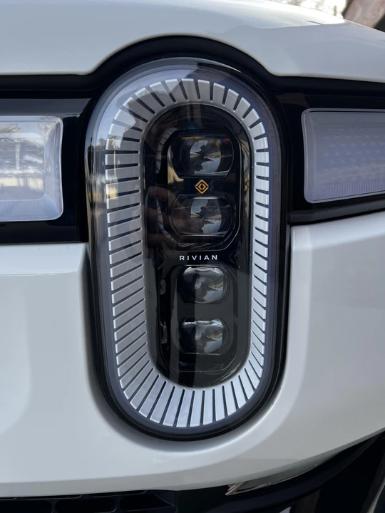 2023 Rivian R1S - Image 26 of 31