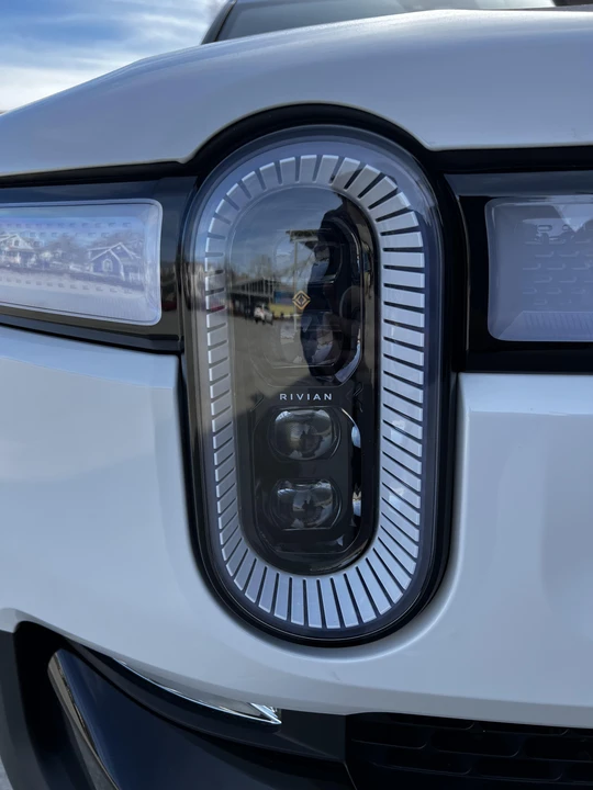 2023 Rivian R1S - Image 25 of 31