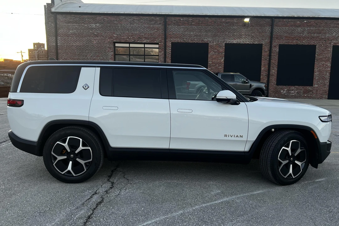 2023 Rivian R1S - Image 3 of 31