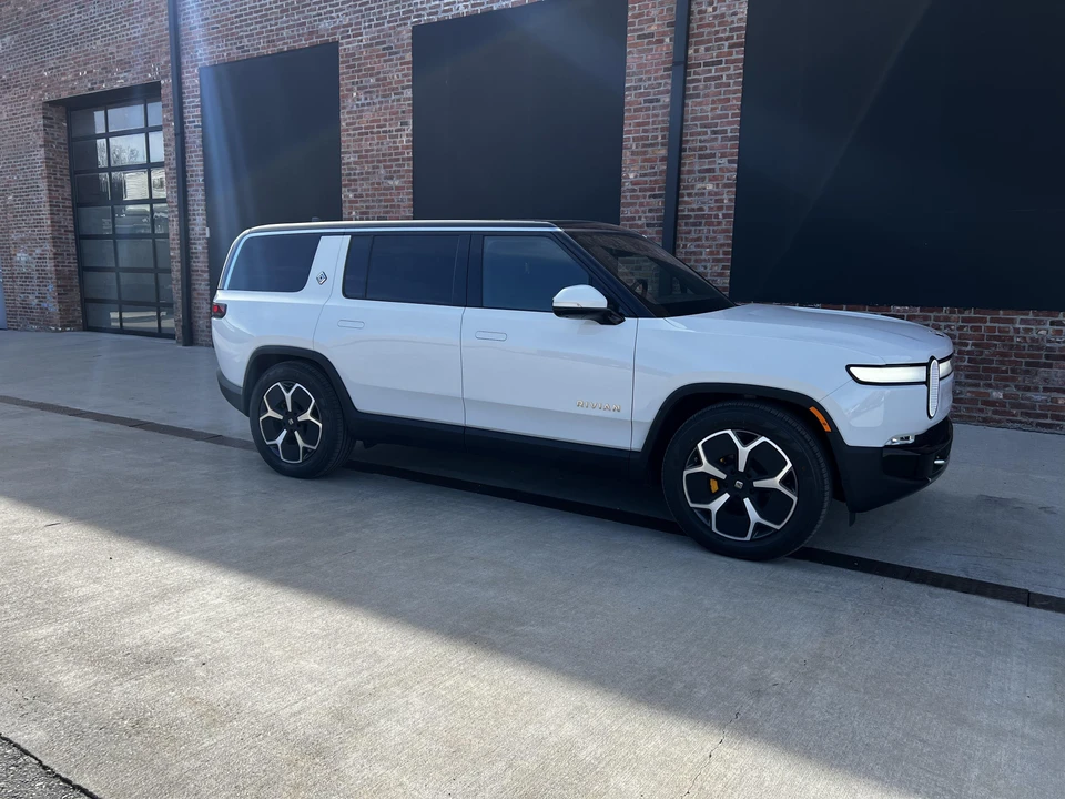 2023 Rivian R1S - Image 20 of 31