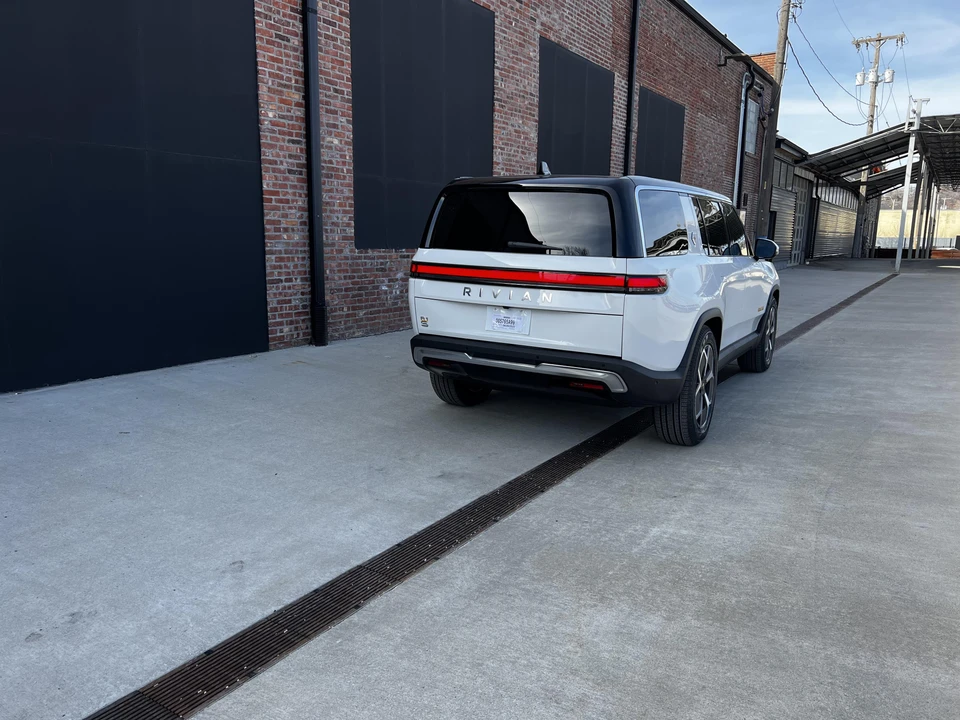 2023 Rivian R1S - Image 16 of 31