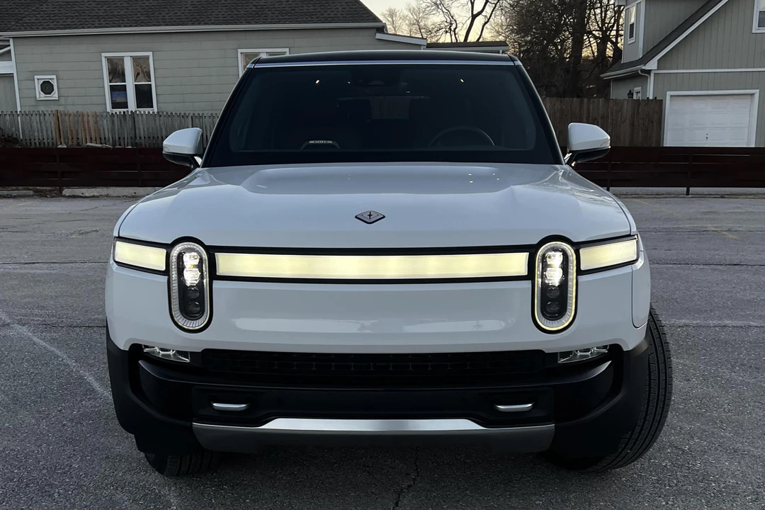 2023 Rivian R1S - Image 2 of 31
