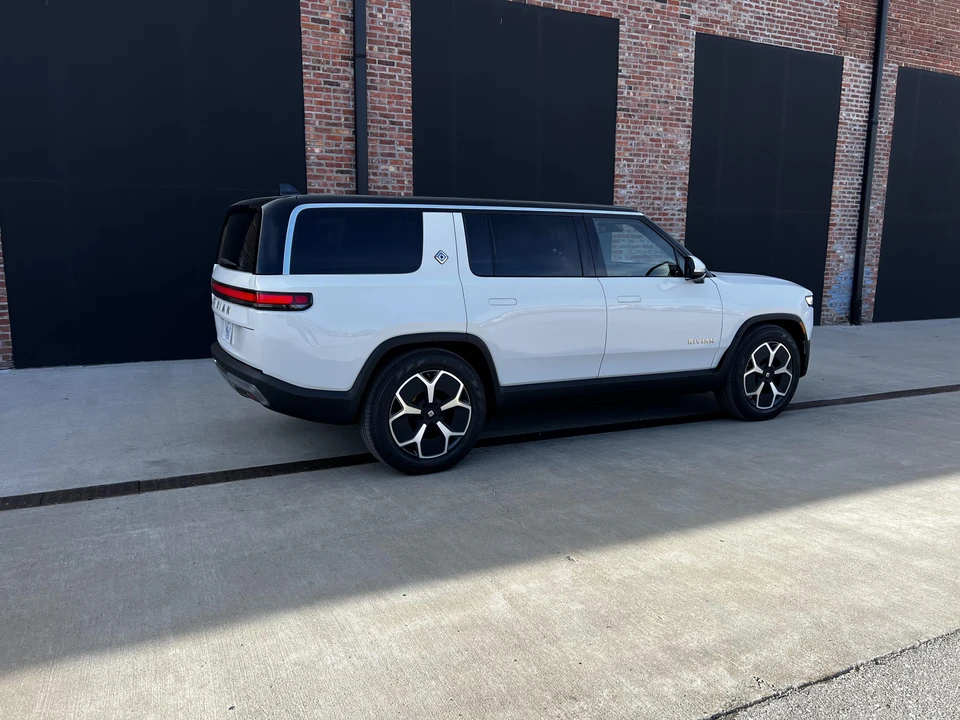 2023 Rivian R1S - Image 18 of 31