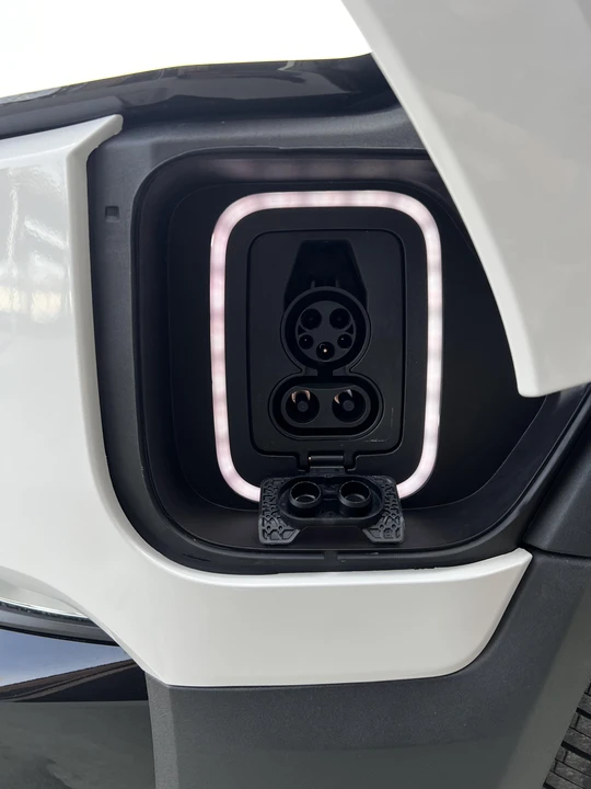 2023 Rivian R1S - Image 29 of 31