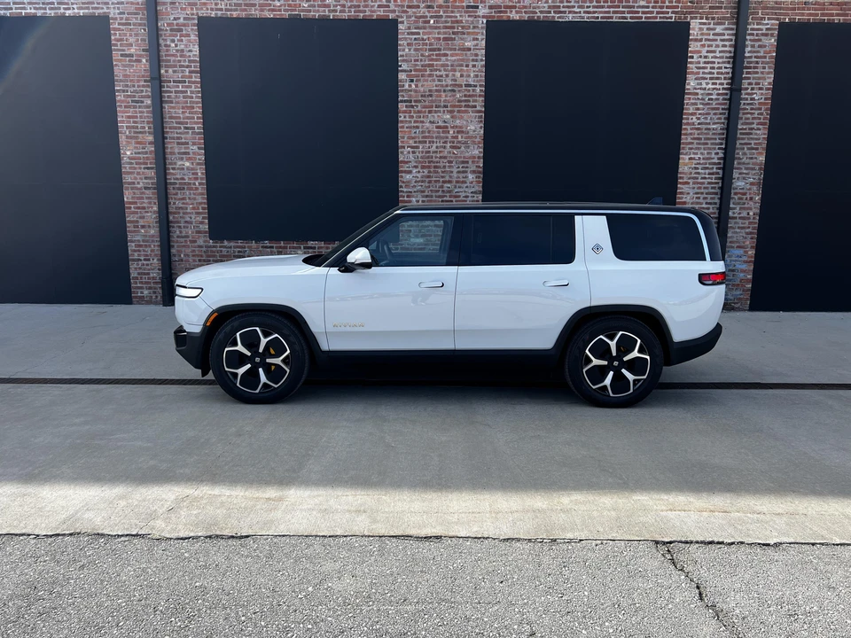 2023 Rivian R1S - Image 10 of 31